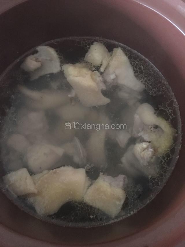 紫砂煲里放入适量的清水，放入鸡肉，煮开（水抹过鸡肉一指节即可）
