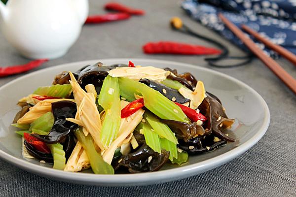 西芹木耳拌腐竹