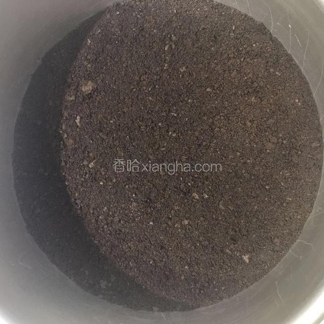 搅拌均匀后铺在蛋糕活底模的底部。压实后放入冰箱冷藏备用。
