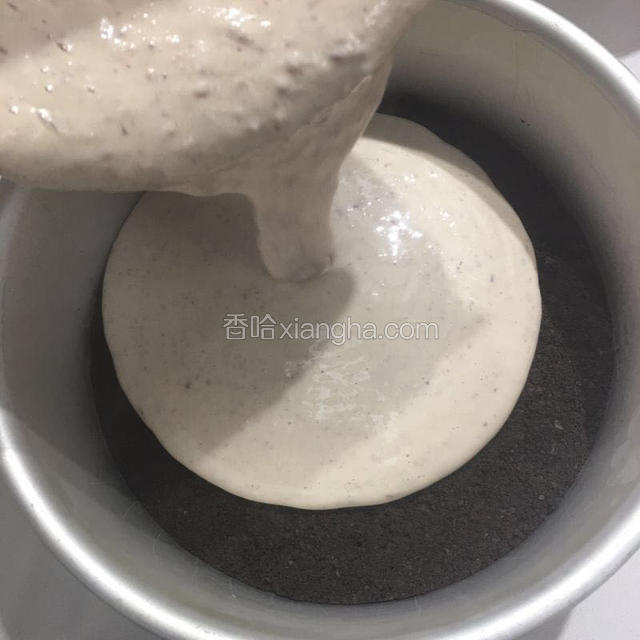 取出冰箱的活底模将完全融合的芝士糊加入活底模里，震动气泡。继续放入冰箱冷藏4小时。