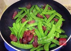 荷兰豆炒腊肠的做法图解5
