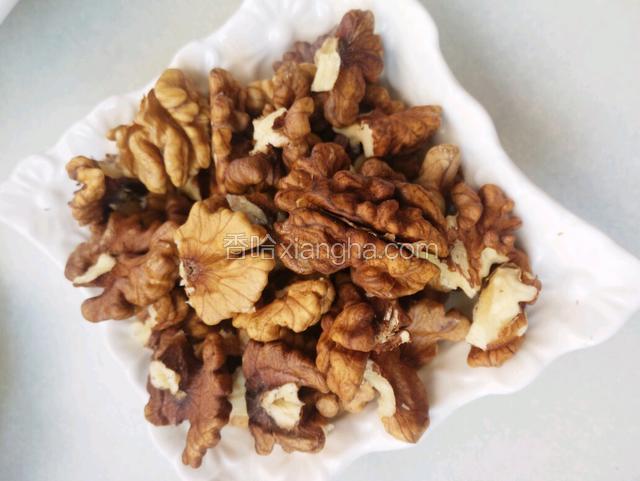 核桃砸开取核桃仁