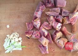 鸡肉炖红薯锅贴的做法图解1