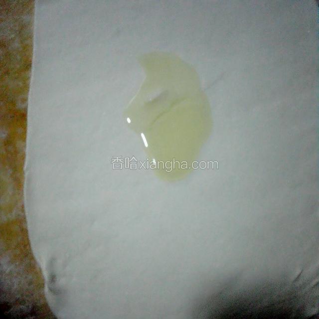 擀成大薄片，均匀撒上适量盐，倒入少许油