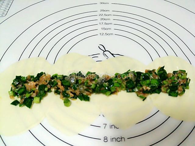 把馅放在中间