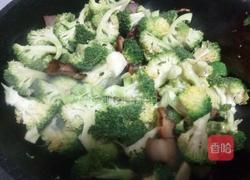 腊肉西蓝花的做法图解8
