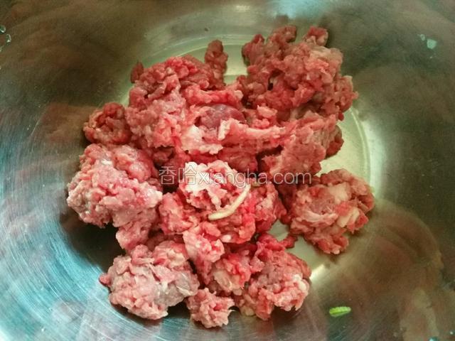 将羊肉搅成馅