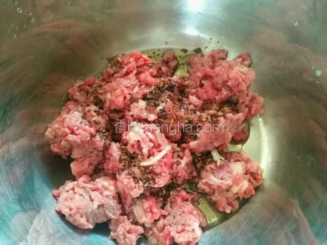 将花椒油倒入肉馅中
