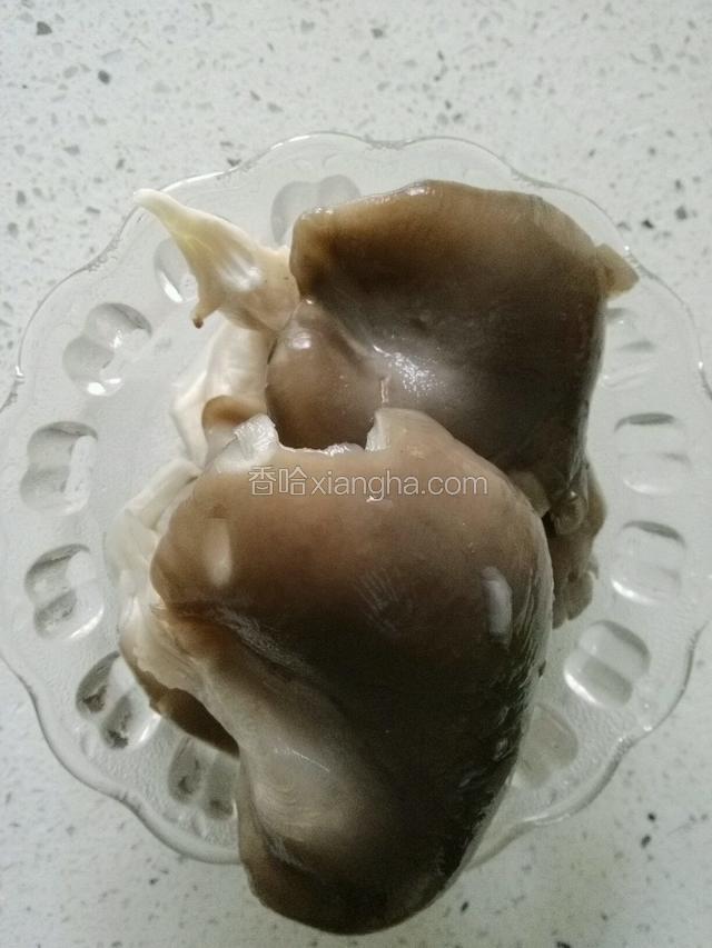 洗净的蘑菇；