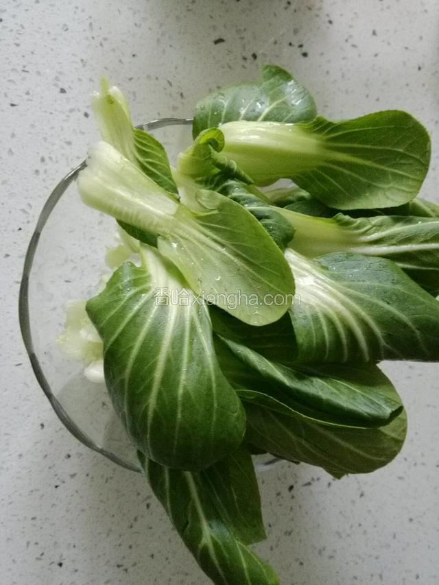 洗净滴油菜；