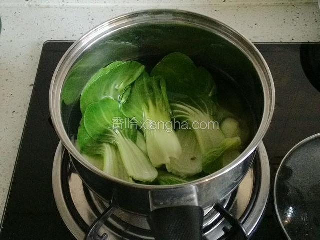 油菜焯水两分钟；