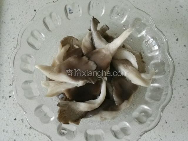 焯水后滴蘑菇攥一下水份；