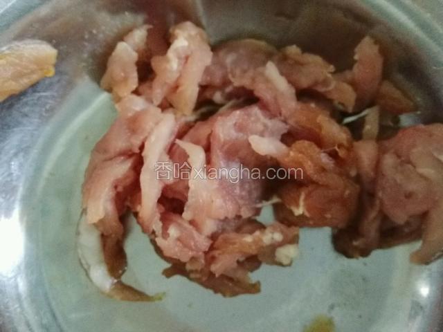 里脊肉切丝用生抽煨制10分钟；