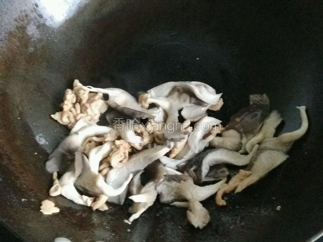 肉丝变色后加入蘑菇及适量盐煸炒三分钟；