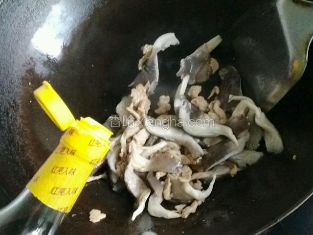 加入适量生抽煸炒；