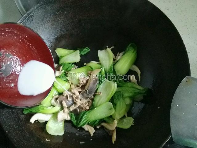 加入油菜煸炒两分钟后，加入水淀粉，大火快炒一分钟关火即食；