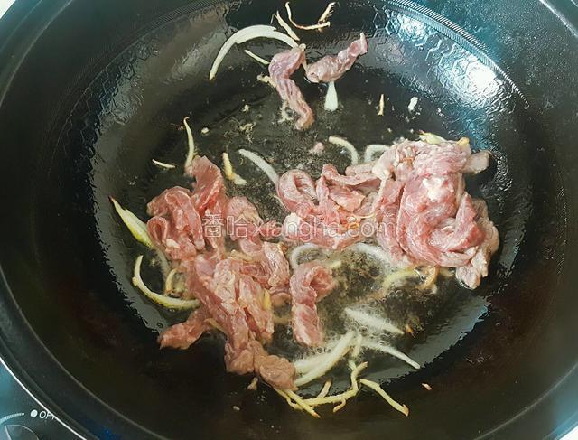 倒入牛肉翻炒。