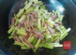 牛肉炒芹菜的做法图解7