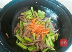 牛肉炒芹菜的做法图解8
