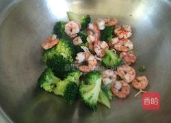 西兰花炒虾仁的做法图解5
