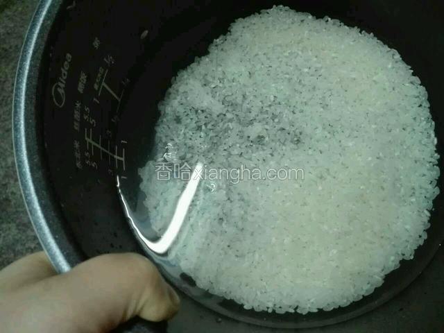 淘米。现在的米只洗去浮灰即可，多洗营养都没了。