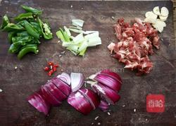 洋葱木耳粉条肉的做法图解1