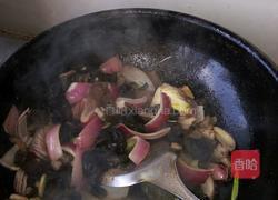 洋葱木耳粉条肉的做法图解4