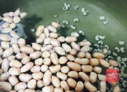 花生眉豆猪尾汤的做法图解2