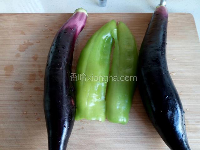 茄子去炳去叶洗净，叶子有点老。如果是嫩叶，就留着一起炒。尖椒去籽洗净。