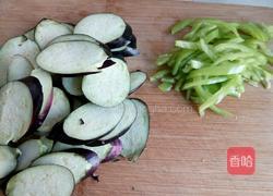 茄丝炒尖椒的做法图解2