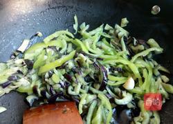茄丝炒尖椒的做法图解6