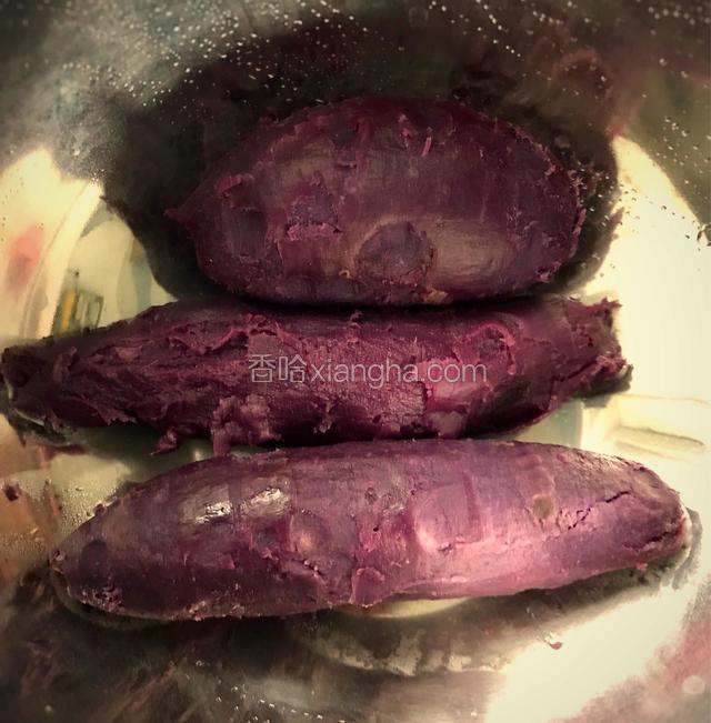 紫薯上笼蒸熟，剥掉紫薯皮放在料理盆中，晾凉备用。