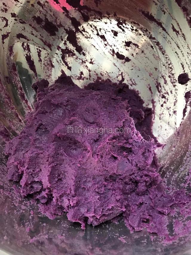 用硅胶刮刀把紫薯压成紫薯泥。
