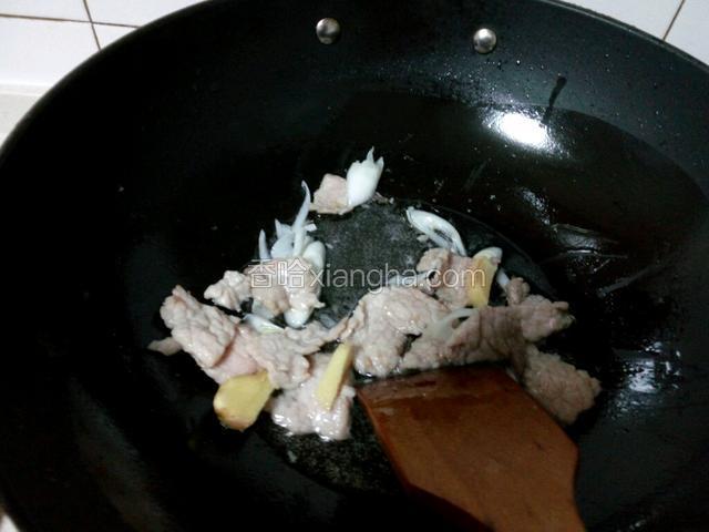 锅中加油，温油滑炒肉片，爆香葱姜。