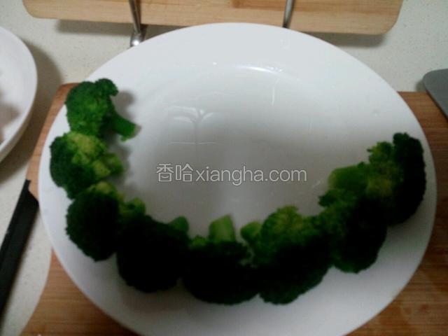 大枣泡好取出，西兰花用热水焯一下过凉，摆盘里备用。