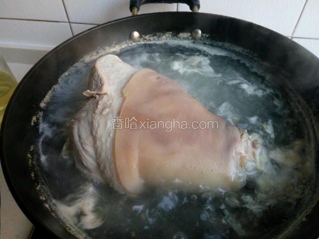 肘子冷水下锅，焯一下去杂质。直接用热水焯肉会变紧。冷水慢慢加热，还有利于去除杂质。焯完后，利用余温拔猪毛，这时好拔，拔的干净。拔完后再用温水洗一下肘子。