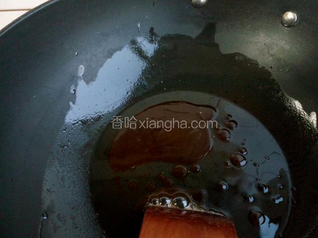 锅中加一些油，冷油放糖，中小火慢慢熬，熬到微微起泡。