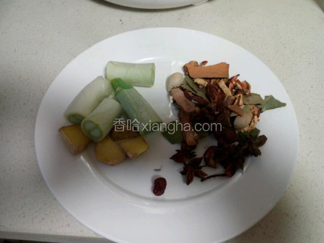 把姜切片，葱切段，大料和炖肉料都放盘子里。