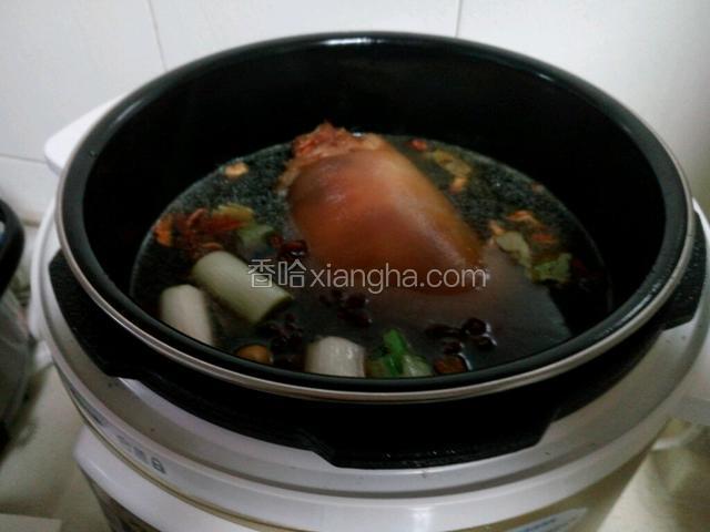 把炒锅里所有食材倒入电压力锅中，加热水没过食材，加入盘子里调料。