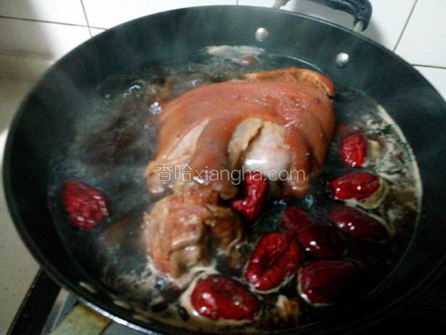 再把高压锅中的食材倒入炒锅里，加入红枣。汤多倒出一些。