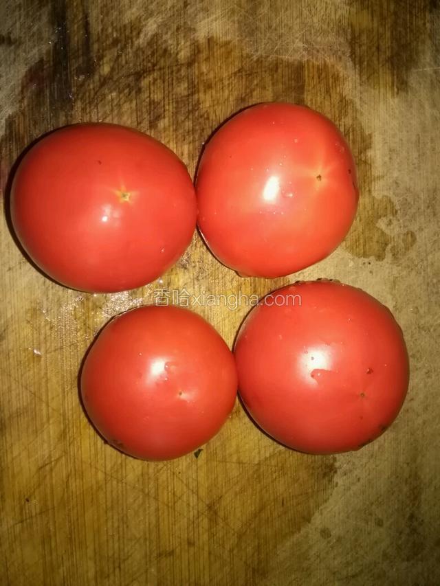 西红柿洗干净切块放入榨汁机