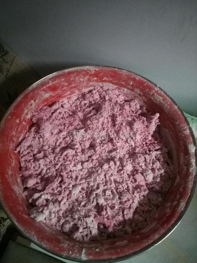 将面和成絮状，醒十分钟再揉搓一次，使面更滋润