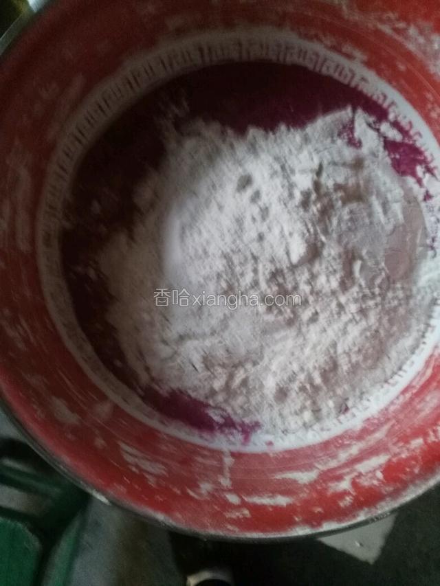 将火龙果西红柿汁倒入盆里，加入面粉，加入盐