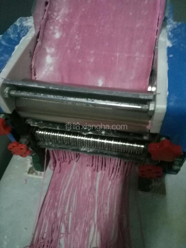 放入细刀，将面皮切成细面条