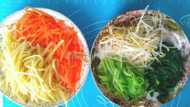 将所有蔬菜用热水焯一下备用