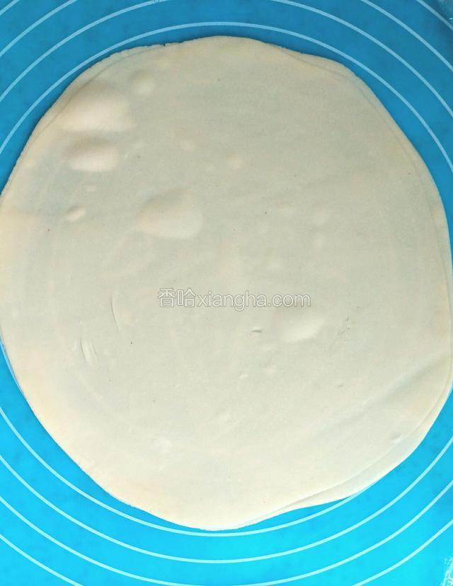 用手压一下，用擀面杖将面皮擀开擀薄