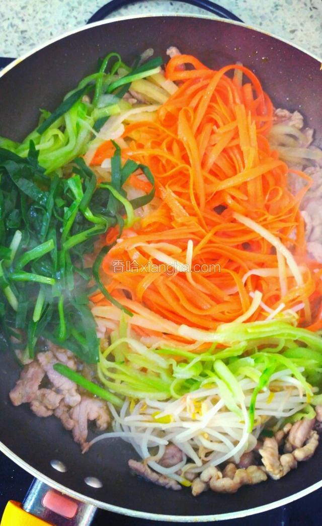 加入蔬菜翻炒均匀