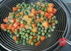 豌豆胡萝卜肉丁的做法图解5