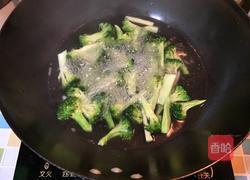 西兰花炒肉的做法图解1