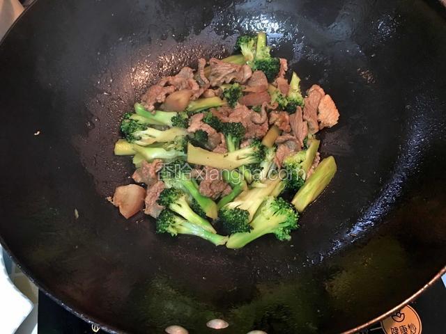 最后加少许鸡精调味出锅